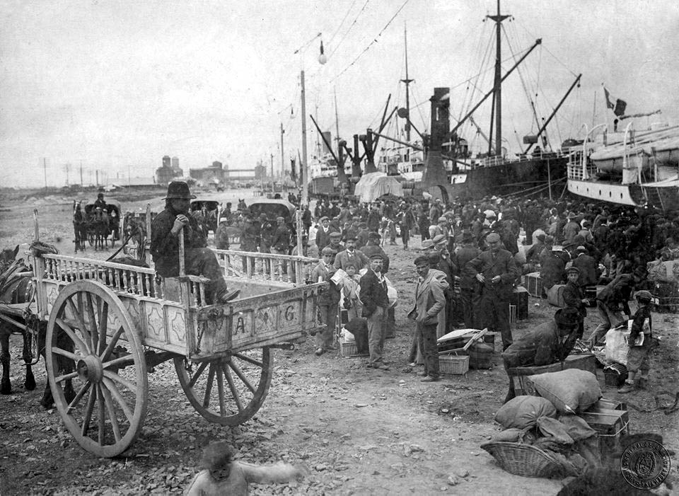 Inmigrantes italianos llegando al puerto de Buenos Aires en 1907